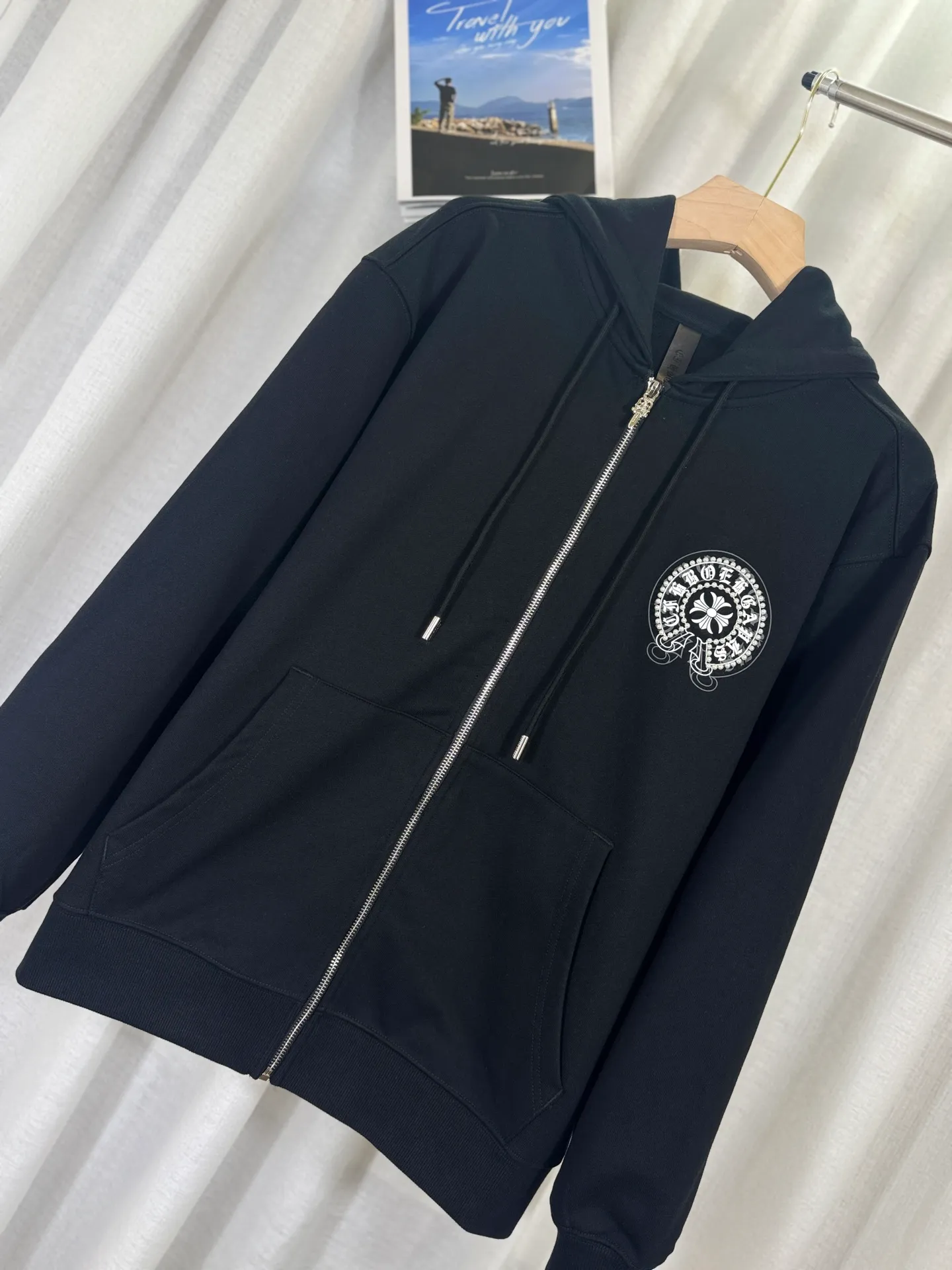 P350 top version, real shot without P, ​​different from market currency) 𝗖𝗵𝗿𝗼𝗺𝗲 𝗛𝗲𝗮𝗿𝘁𝘀/Cro Heart 2025 Compass Pearl Embroidery Autumn and Winter New Original Single Counter American Laser Burnt 3D Three-dimensional Appliqué Pearl Couple Casual Cardigan Sweatshirt 👑The highest version! Customized fabric 480g tripe terry fabric! American acid-washed and distressed original fabric, laser burning + patch embroidery, exquisite embroidery of letters! The best-selling model in the counter, very comfortable to wear. Accessories: original molded and authenticated collar label➕100% silk wash label. Genuine purchase-grade original hangtag➕matching hanging rope➕3D hanging beads➕original packaging bag. Craftsmanship: The original version has consistent wiring! The highest version of the armhole matching technique! Color: Beige Black Size: S M L XL Style No.: 25-353